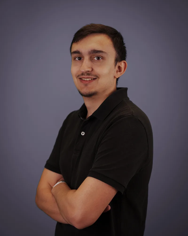 Maxence Perrin, fondateur d'InstalTech, souriant, les bras croisés